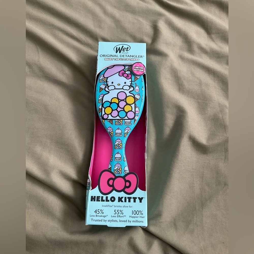 Hello Kitty Wet Brush Detangler and Dermaplane & Scupt Razors